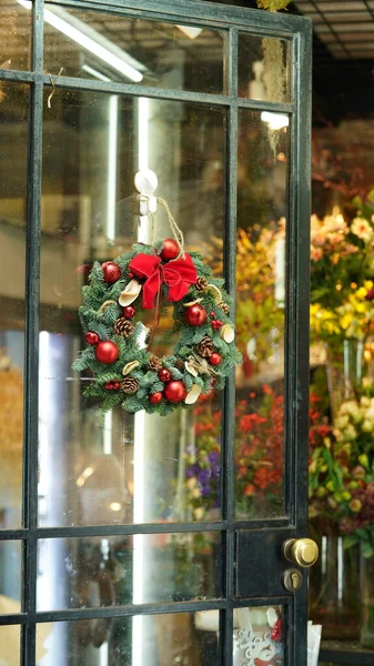 Het Uitzicht Kerststraat Met Decoratieve Lichten Aan Vrolijke Lucht Rond — Stockfoto