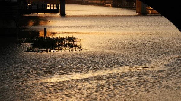 古いアーチ型の橋と一つの古い中国の町で川の太陽の反射と美しい夕日の景色 — ストック写真