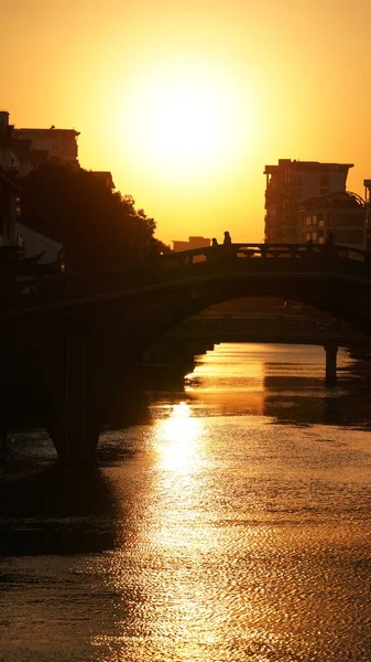 Der Wunderschöne Sonnenuntergang Mit Der Alten Bogenbrücke Und Der Reflexion — Stockfoto