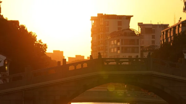 Frumoasa Vedere Apus Vechiul Pod Arcuit Reflecția Luminii Soarelui Râu — Fotografie, imagine de stoc