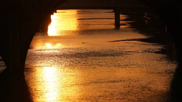 Beautiful Sunset View Old Arched Bridge Sunlight Reflection River One — Stock Photo, Image