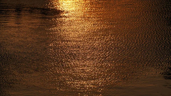 Der Wunderschöne Sonnenuntergang Mit Der Alten Bogenbrücke Und Der Reflexion — Stockfoto