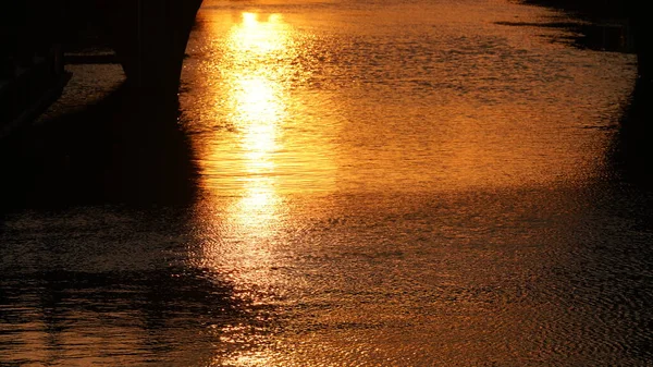 古いアーチ型の橋と一つの古い中国の町で川の太陽の反射と美しい夕日の景色 — ストック写真