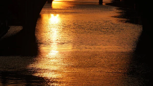 Gyönyörű Naplemente Kilátás Régi Íves Híd Napfény Visszaverődés Folyóban Egy — Stock Fotó