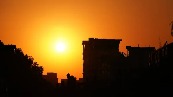 Den Vackra Solnedgången Med Det Gyllene Solljuset Staden — Stockfoto