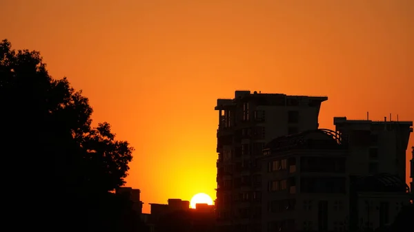 Den Vackra Solnedgången Med Det Gyllene Solljuset Staden — Stockfoto