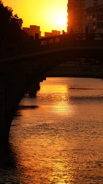 Der Wunderschöne Sonnenuntergang Mit Der Alten Bogenbrücke Und Der Reflexion — Stockfoto