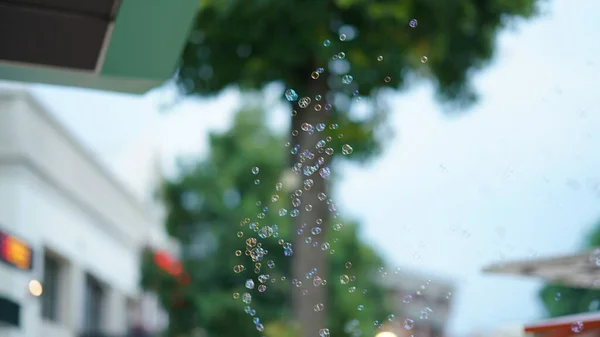 Les Bulles Colorées Jetées Dans Parc Attractions Pour Drôles — Photo