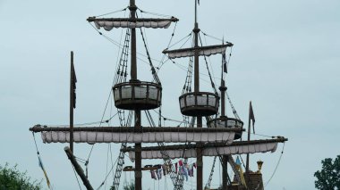 Korsan gemisi eğlence parkına eğlence olsun diye kondu.
