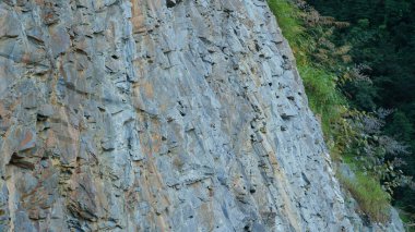 Kaya duvarı dağın yamacında patlıyor.