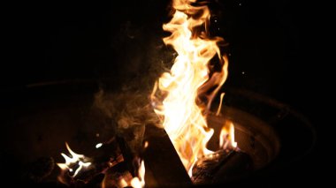 Gecenin karanlığında ateş manzarası 