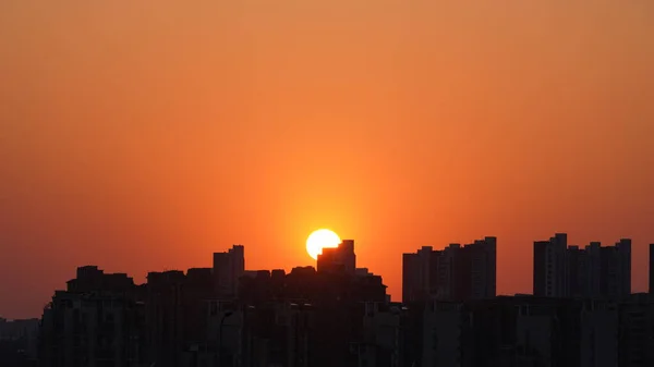 Belle Vue Sur Coucher Soleil Avec Silhouette Des Bâtiments Dans — Photo