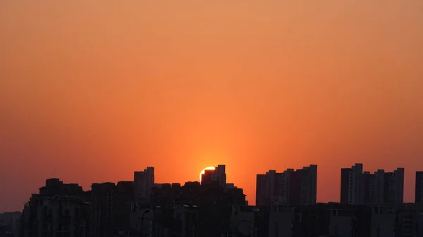 Den Vackra Solnedgången Med Byggnadernas Siluett Staden — Stockfoto