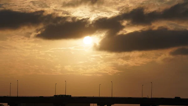 Den Vackra Solnedgången Stadsbilden Med Motorvägsbron Som Bakgrund Staden — Stockfoto