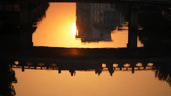 古い中国の町の水にアーチ型の橋の反射と美しい夕日の景色 — ストック写真