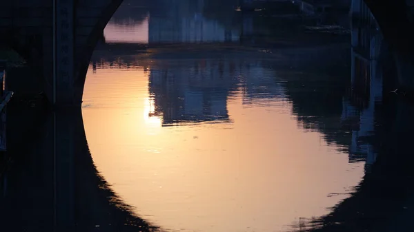 Blick Auf Den Sonnenuntergang Wasser Mit Der Alten Steinbogenbrücke Der — Stockfoto