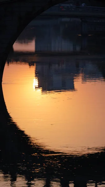 Reflejo Puesta Sol Vista Agua Con Viejo Puente Piedra Arqueada — Foto de Stock