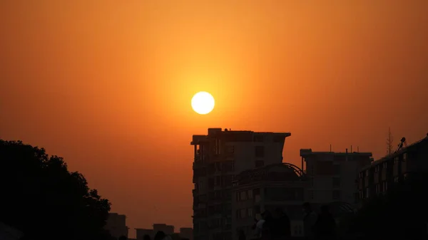 Den Vackra Solnedgången Stadsbilden Med Byggnaderna Och Solnedgången Utsikt Staden — Stockfoto