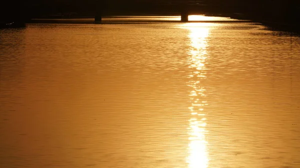 Piękny Widok Zachód Słońca Odbiciem Wodzie Pobliżu Rzeki Mieście — Zdjęcie stockowe