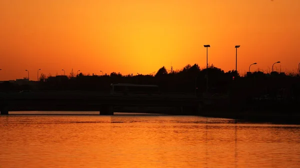 Der Wunderschöne Sonnenuntergang Mit Der Spiegelung Wasser Der Nähe Des — Stockfoto