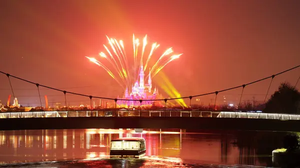 Das Schöne Feuerwerk Auf Dem Spielplatz Der Nacht — Stockfoto