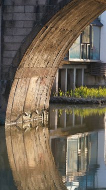 Eski kemerli taş köprü Çin 'de yer almaktadır.