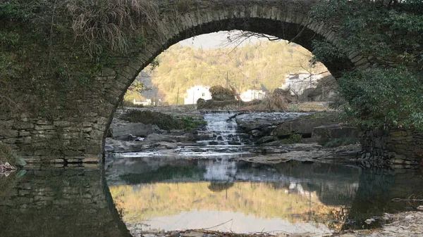 Antigua Vista Del Puente Piedra Arqueada Ubicada China —  Fotos de Stock