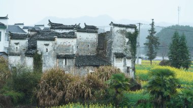 Güney Çin 'in kırsal kesimindeki eski binaları ve doğal çevresiyle eski güzel köy manzarası.
