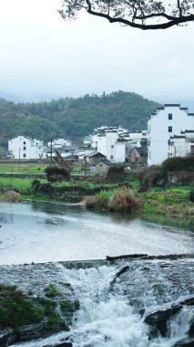 Güney Çin 'in kırsal kesimindeki eski binaları ve doğal çevresiyle eski güzel köy manzarası.