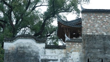Güney Çin 'in kırsal kesimindeki eski binaları ve doğal çevresiyle eski güzel köy manzarası.