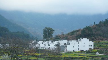 Güney Çin 'in kırsal kesimindeki eski binaları ve doğal çevresiyle eski güzel köy manzarası.