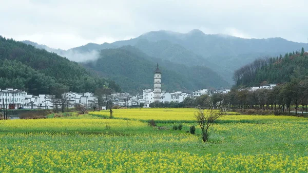 中国南部の田舎の古い建物や自然環境と美しい古い村の景色 — ストック写真