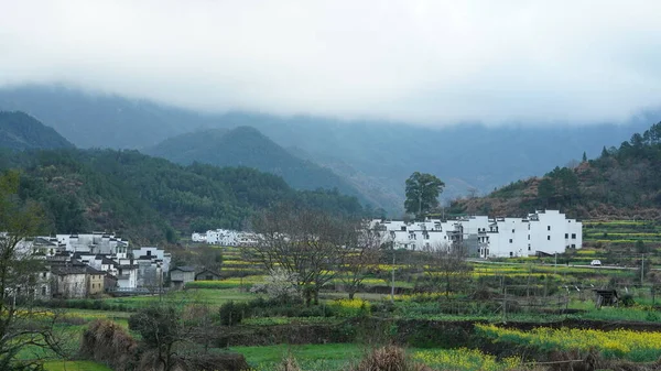 Güney Çin Kırsal Kesimindeki Eski Binaları Doğal Çevresiyle Eski Güzel — Stok fotoğraf