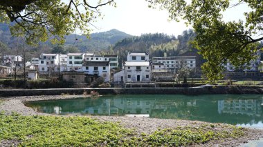 Güney Çin 'in kırsal kesimindeki eski binaları ve doğal çevresiyle eski güzel köy manzarası.