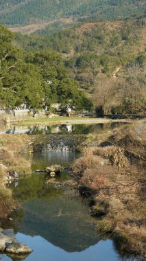 Güney Çin 'in kırsal kesimindeki eski binaları ve doğal çevresiyle eski güzel köy manzarası.