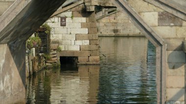 Eski Çin kasabası manzarası dar şeritli ve eski tuğlalı Çin 'in güneyinde evler yaptı.
