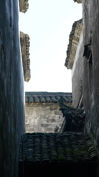 华南地区农村古建筑与自然环境的美丽古村落景观 — 图库照片