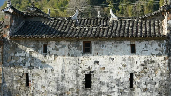 华南地区农村古建筑与自然环境的美丽古村落景观 — 图库照片