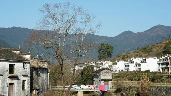 中国南部の田舎の古い建物や自然環境と美しい古い村の景色 — ストック写真