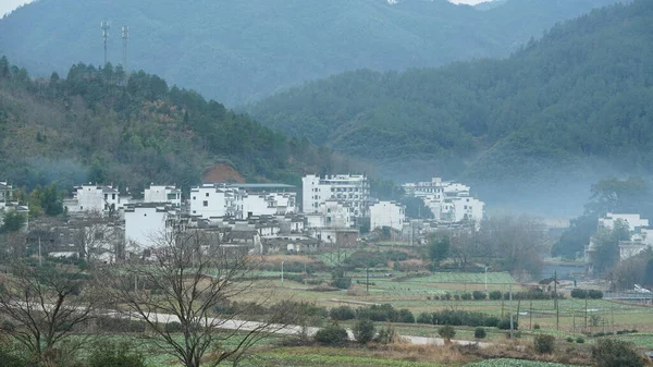 中国南部の田舎の古い建物や自然環境と美しい古い村の景色 — ストック写真