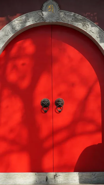 Rode Tempel Deur Uitzicht Met Het Warme Zonlicht Schaduw Van — Stockfoto