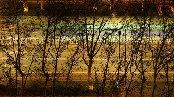Θολή Νυχτερινή Θέα Της Πόλης Πολύχρωμα Φώτα Αναμμένα Νύχτα — Φωτογραφία Αρχείου