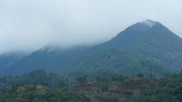 中国南方美丽的乡村景色和大江小山交相辉映 — 图库照片