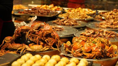 Masadaki geleneksel ve lezzetli Çin yemeği.