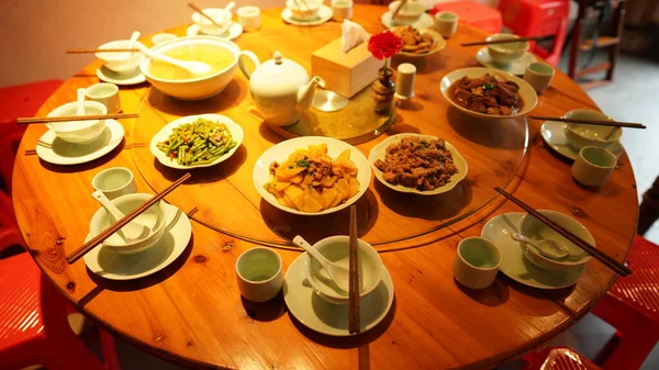 Παραδοσιακό Και Νόστιμο Κινέζικο Φαγητό Στο Τραπέζι — Φωτογραφία Αρχείου
