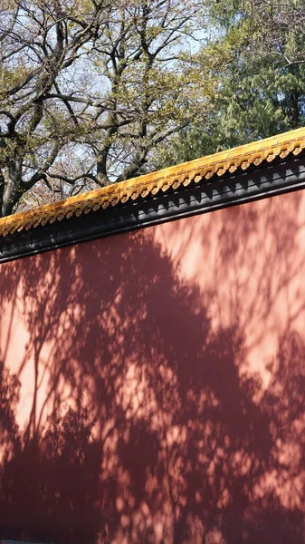Edifícios Clássicos Típicos Templo Chinês Vista Com Parede Vermelha Porta — Fotografia de Stock