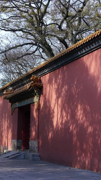 典型的中国古典庙宇建筑以红墙 门和金砖屋顶命名 — 图库照片