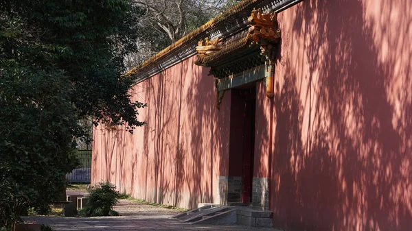 Edifícios Clássicos Típicos Templo Chinês Vista Com Parede Vermelha Porta — Fotografia de Stock