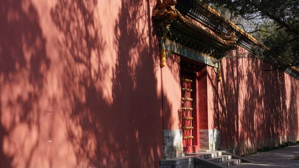 Tipik Klasik Çin Tapınak Binaları Kırmızı Duvar Kapı Altın Kiremitlerle — Stok fotoğraf