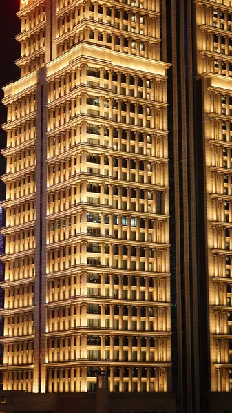 Arranha Céus Modernos Vista Noturna Com Luzes Coloridas Acesas Noite — Fotografia de Stock